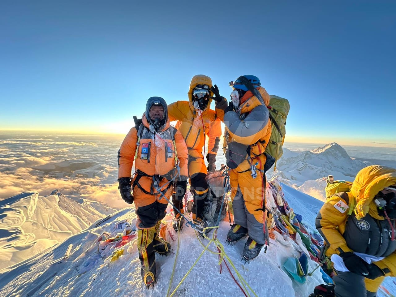 EVEREST EXPEDITION - LUXURY SERVICE