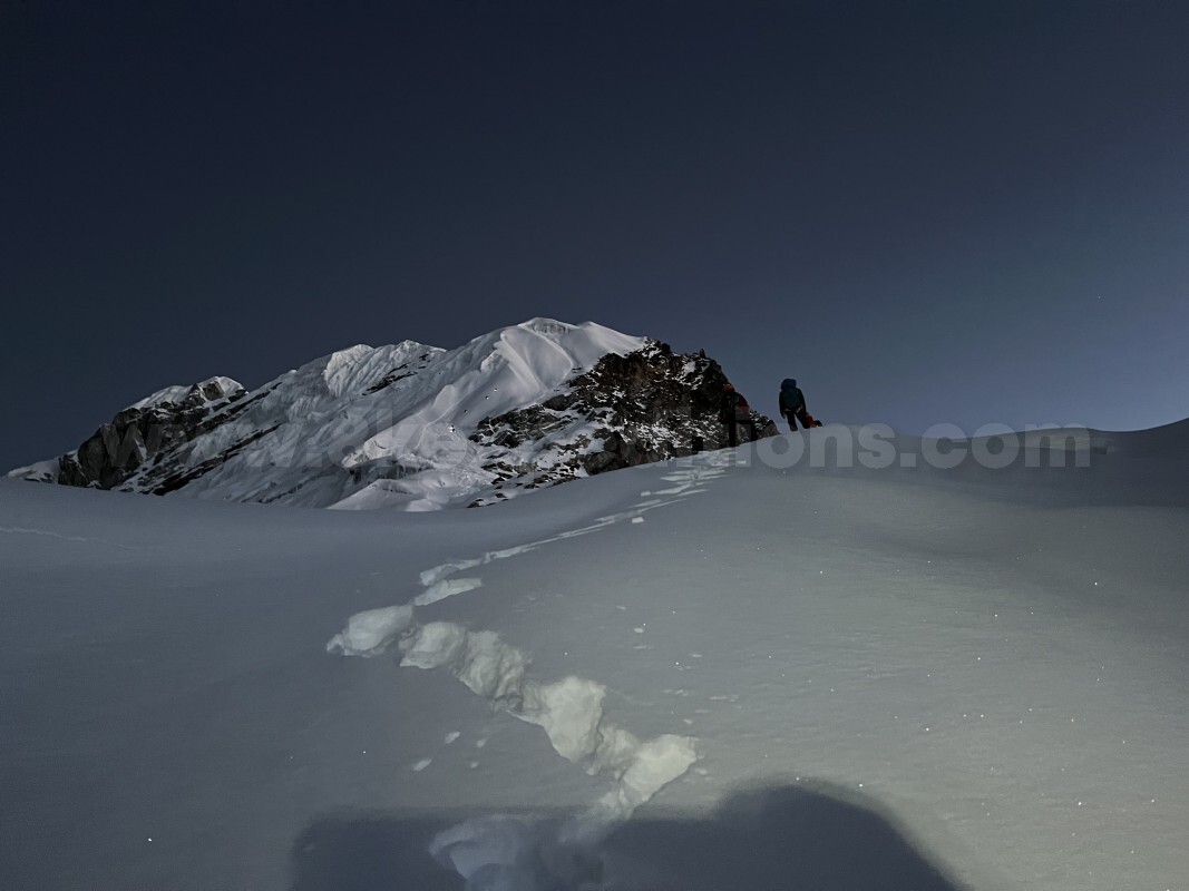 LOBUCHE EAST PEAK (6,119M)