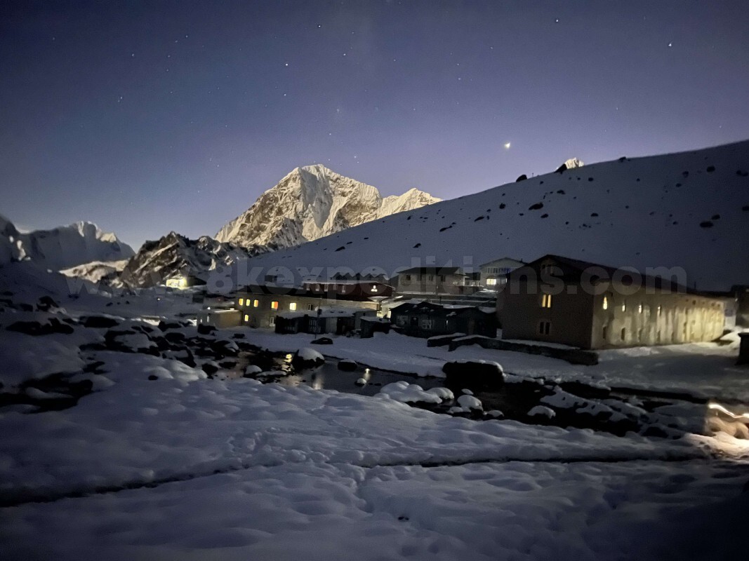 LOBUCHE EAST PEAK (6,119M)