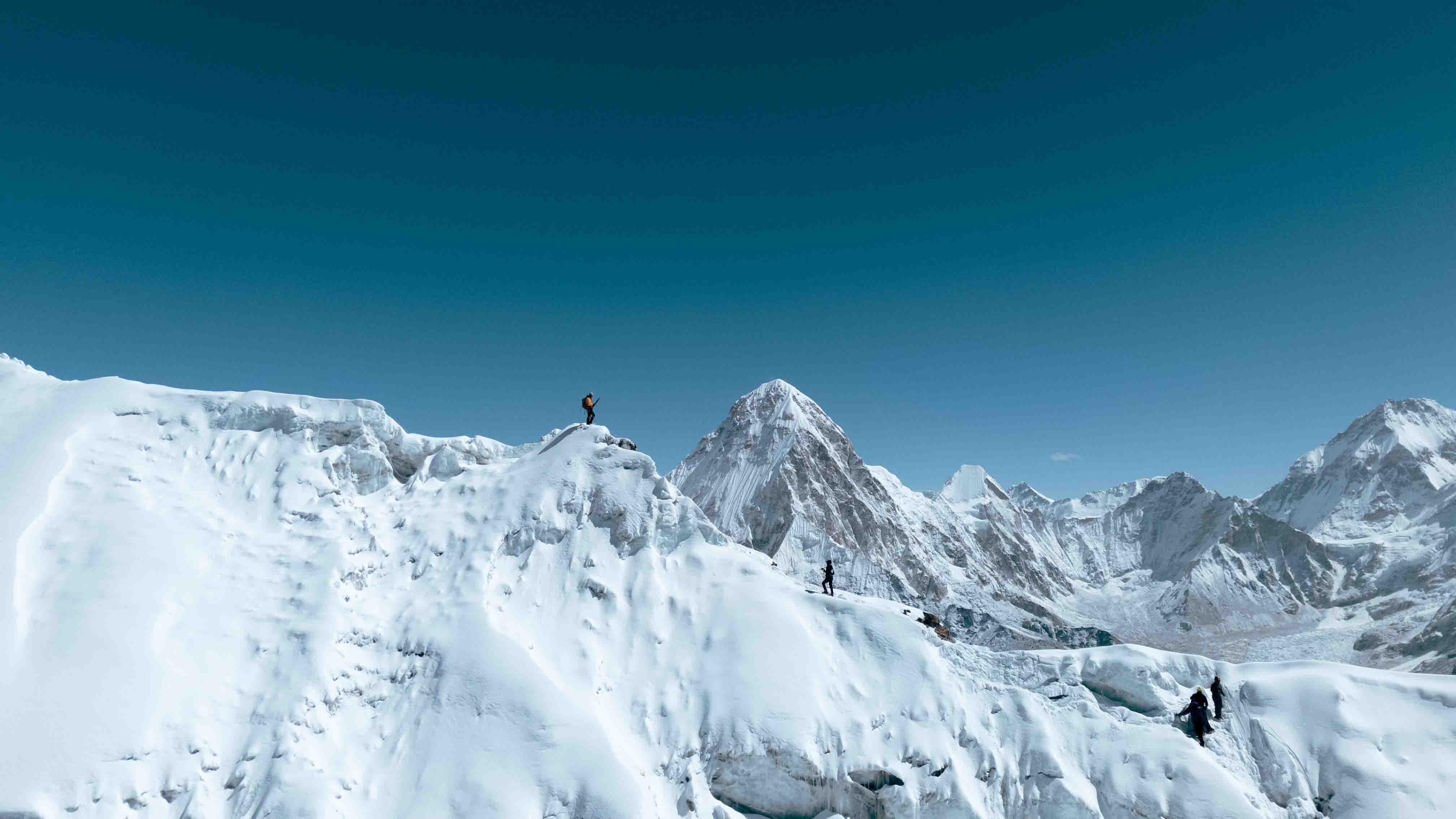 LOBUCHE EAST PEAK (6,119M)